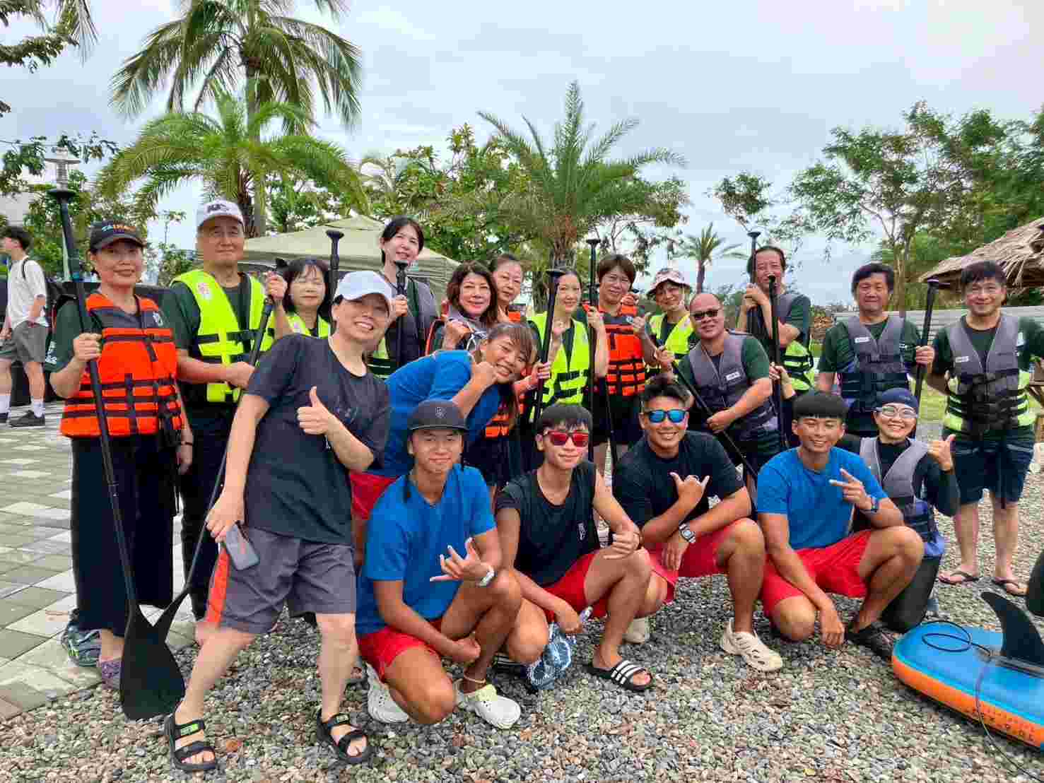 崑山科大休運系邀樂齡族體驗SUP立槳 推動全民共享海洋樂活