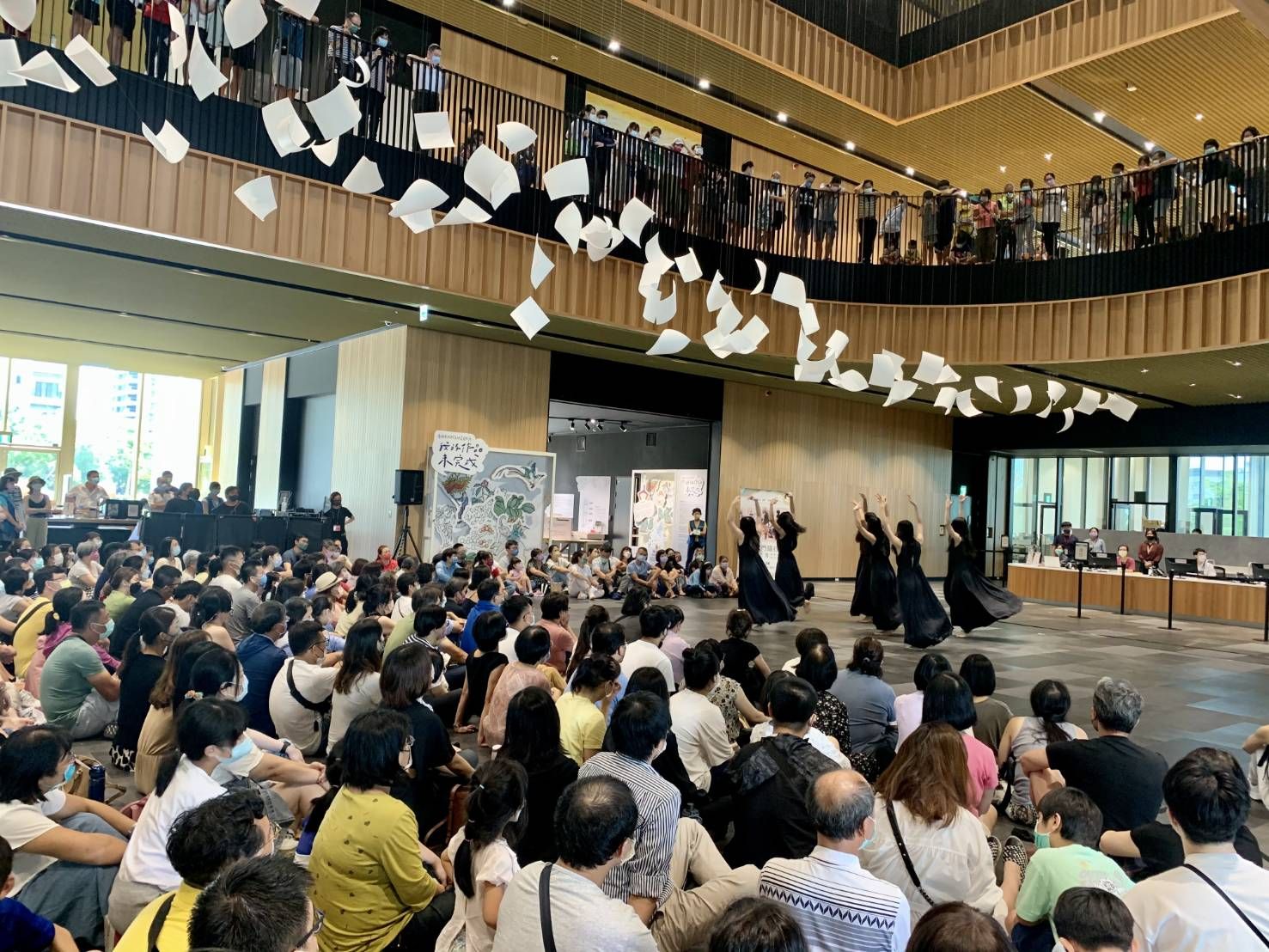 2022 國泰雲門隨行吧 與雲門共舞   壓軸場跳進臺南最美圖書館 首日吸引千名觀眾參與